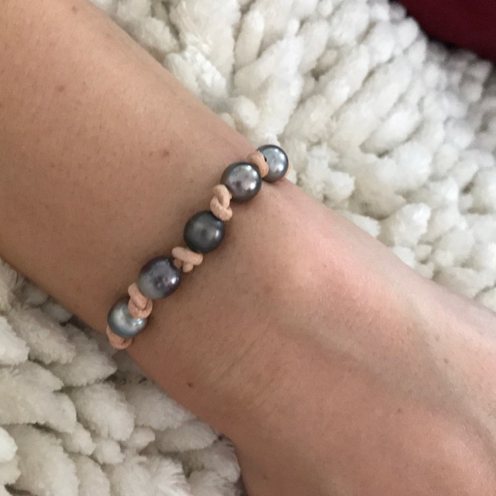 Tahitian pearl bracelet/tan leather